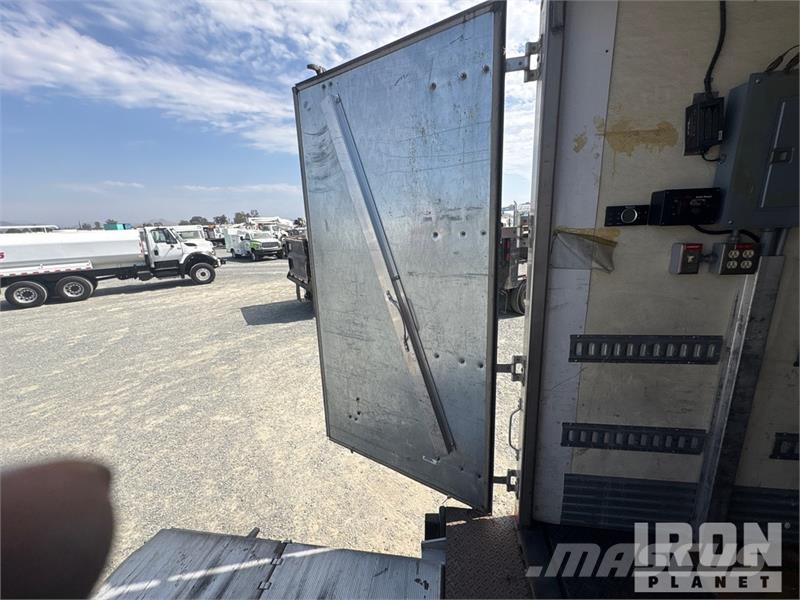 International 4300 SBA Camiones con caja de remolque
