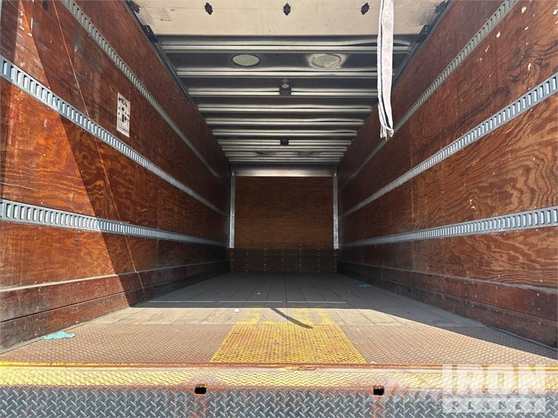 International 4300 SBA شاحنات ذات هيكل صندوقي