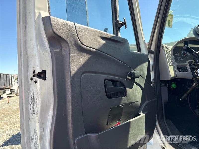 International 4300 SBA ボックスボディー、ウイング、箱車