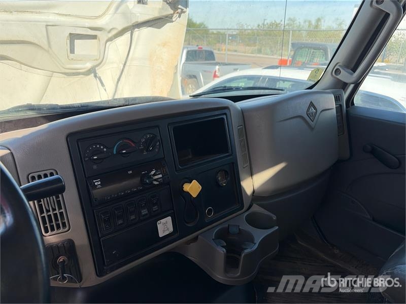 International 4300 SBA Wassertanker