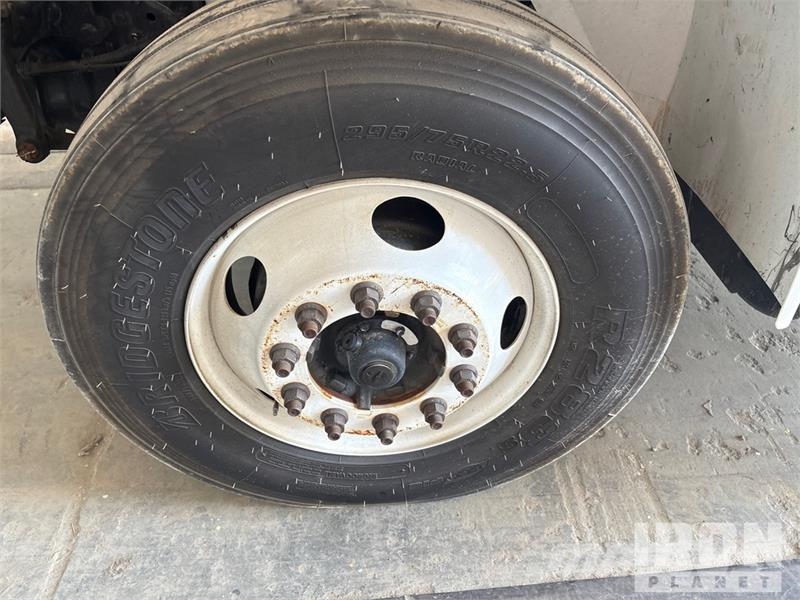 International 4300 SBA شاحنات ذات هيكل صندوقي