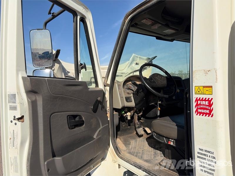 International 4300 SBA Wassertanker