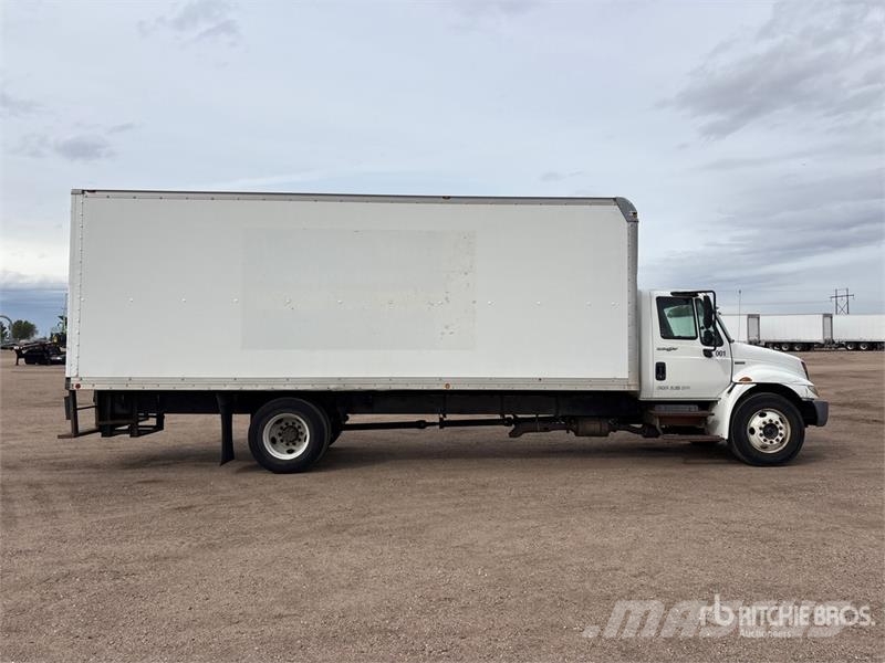 International 4300 SBA Camiones con caja de remolque