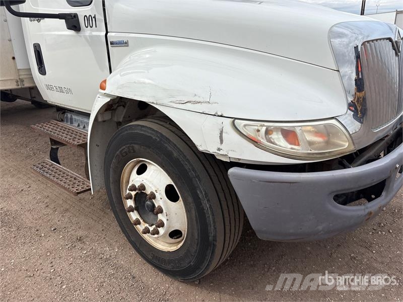 International 4300 SBA Camiones con caja de remolque