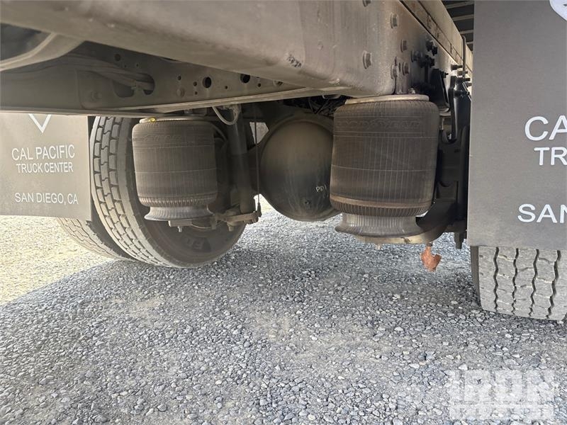International 4300 SBA Camiones con caja de remolque