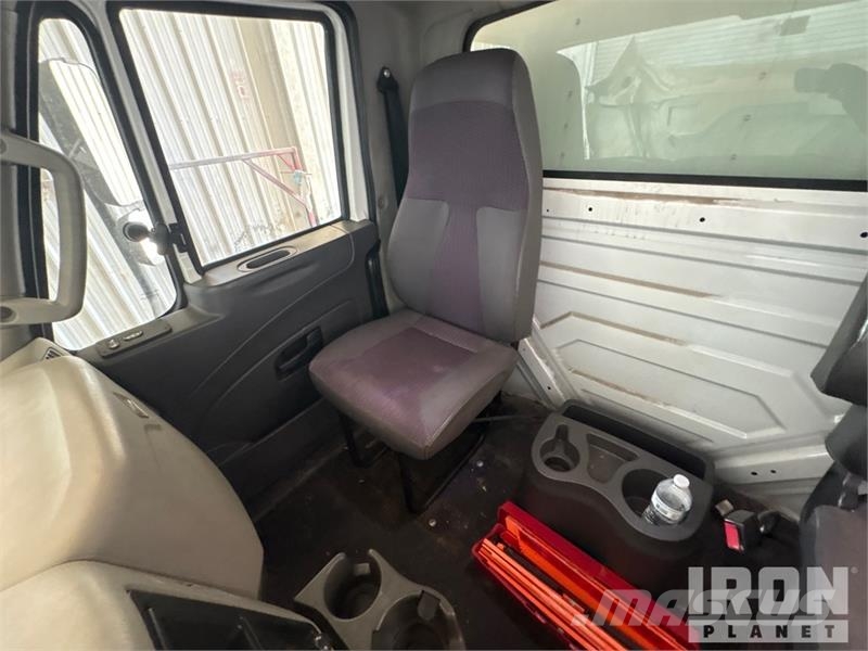 International 4300 SBA شاحنات ذات هيكل صندوقي