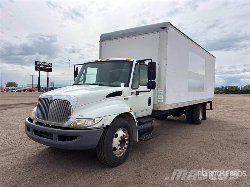 International 4300 SBA Camiones con caja de remolque