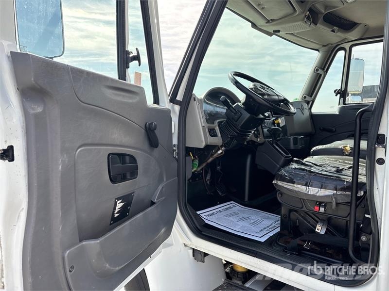 International 4300 SBA Furgons
