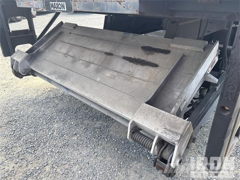 International 4300 SBA Camiones con caja de remolque
