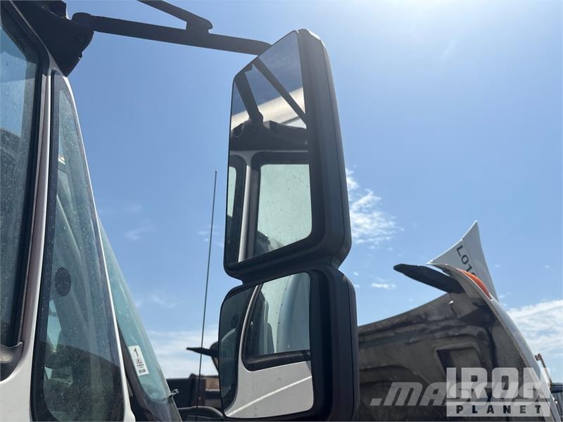 International 4300 SBA Camiones con caja de remolque