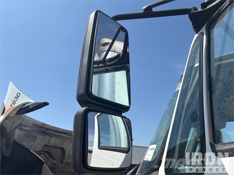 International 4300 SBA Camiones con caja de remolque
