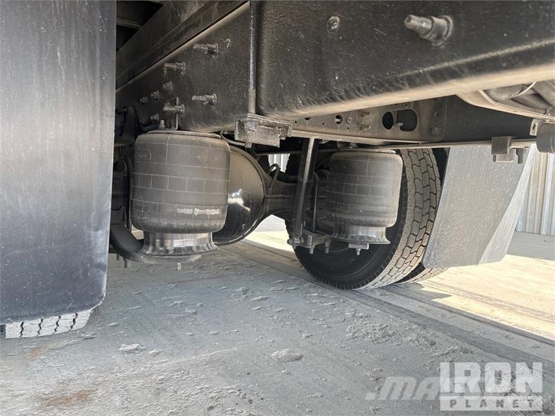 International 4300 SBA شاحنات ذات هيكل صندوقي