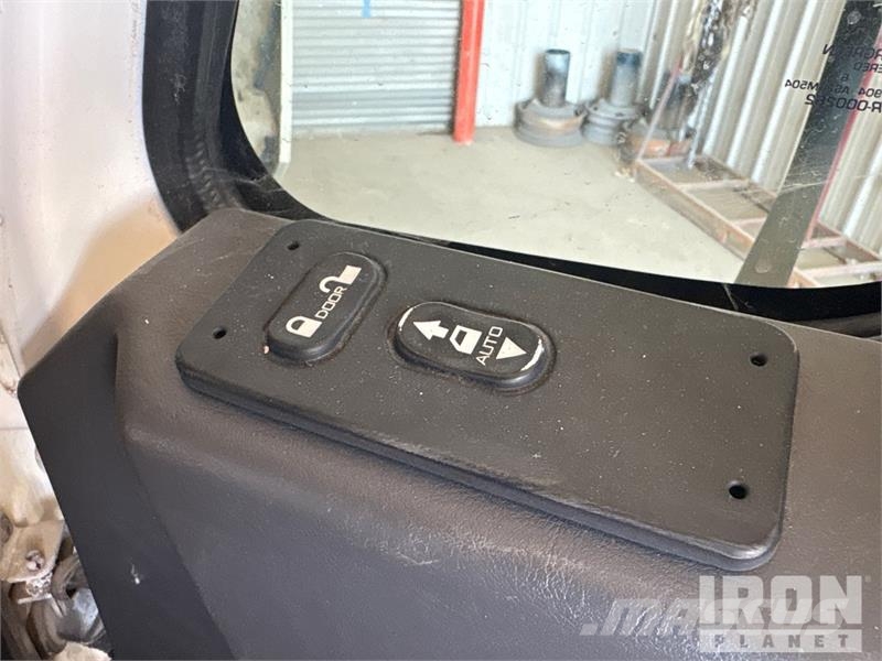 International 4300 SBA شاحنات ذات هيكل صندوقي