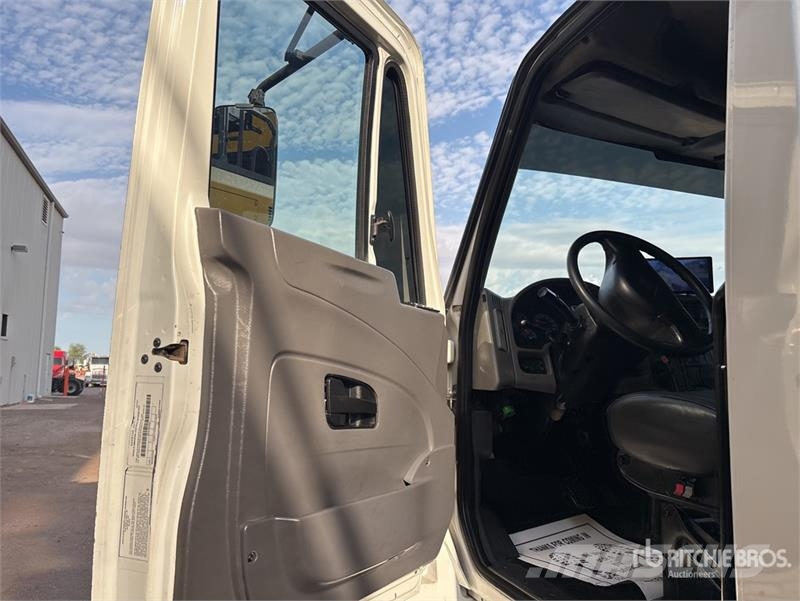 International 4300 SBA Kastenaufbau