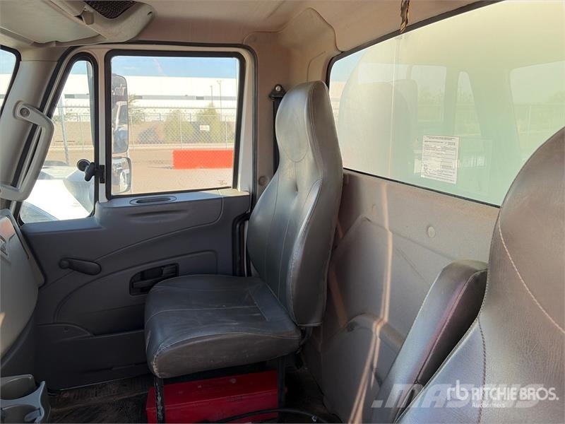 International 4300 SBA Wassertanker