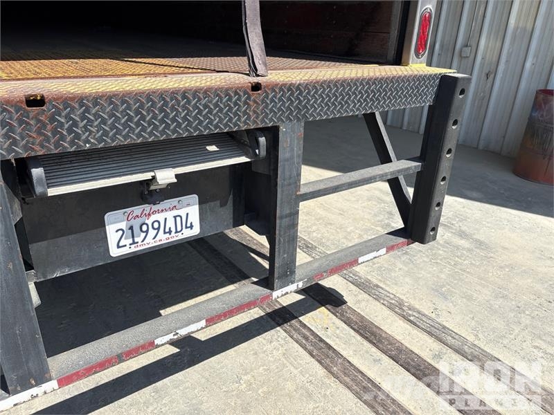International 4300 SBA شاحنات ذات هيكل صندوقي