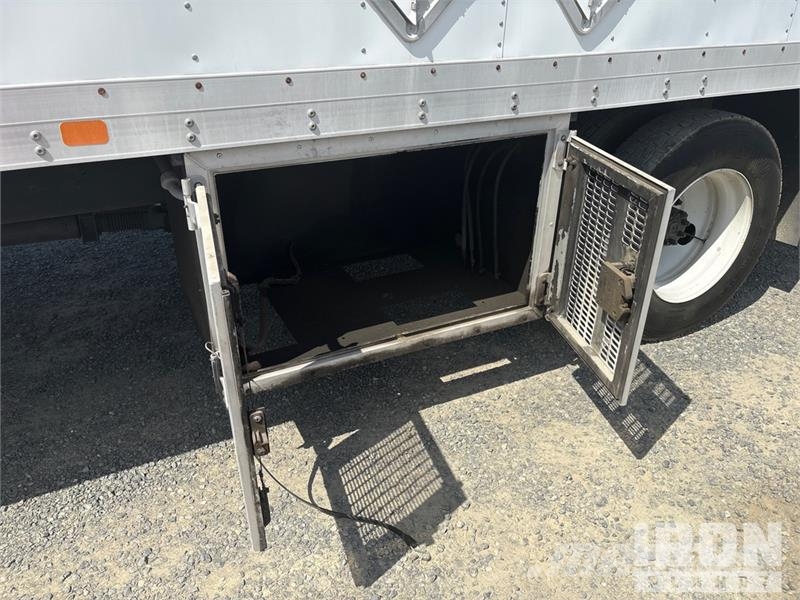 International 4300 SBA Camiones con caja de remolque