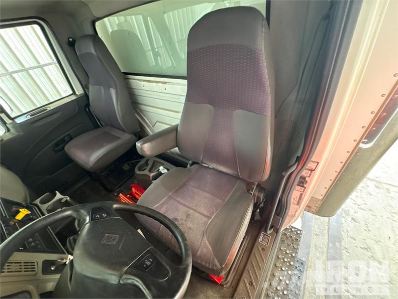 International 4300 SBA شاحنات ذات هيكل صندوقي