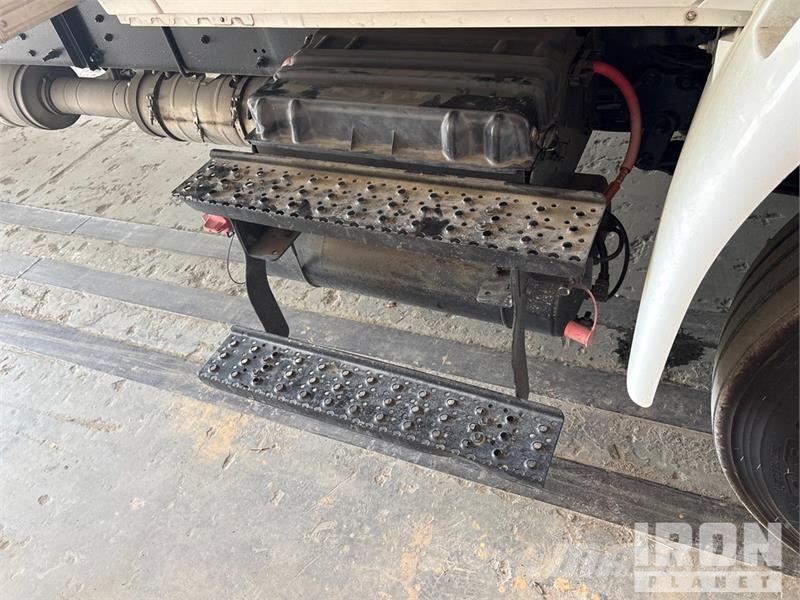 International 4300 SBA شاحنات ذات هيكل صندوقي