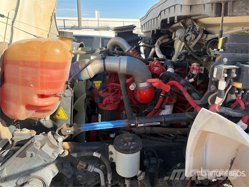 International 4300 SBA Wassertanker