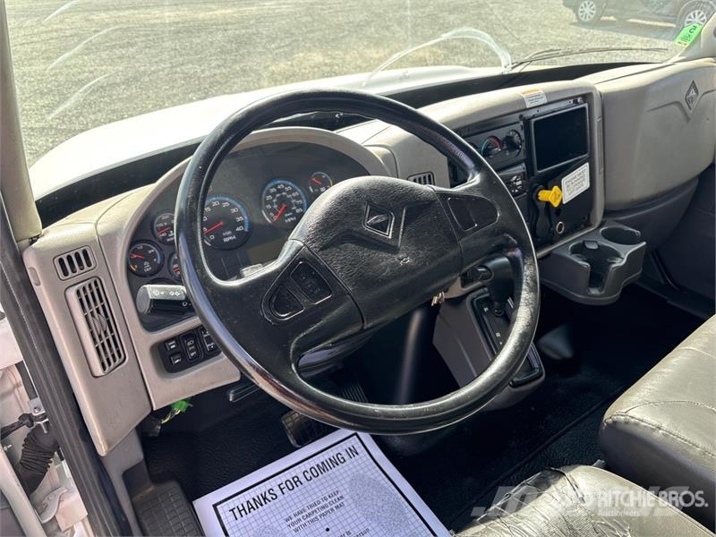 International 4300 SBA Skriňová nadstavba