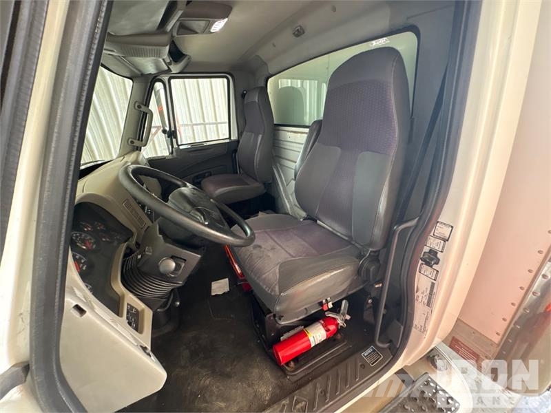International 4300 SBA شاحنات ذات هيكل صندوقي