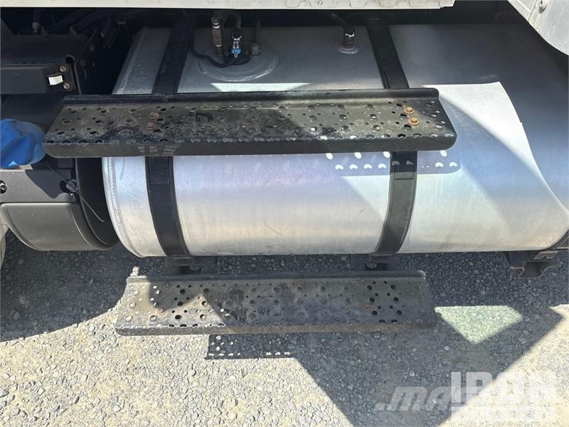 International 4300 SBA Camiones con caja de remolque