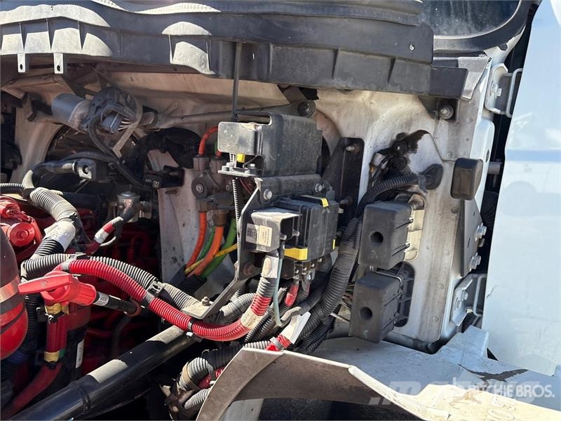International 4300 SBA ボックスボディー、ウイング、箱車