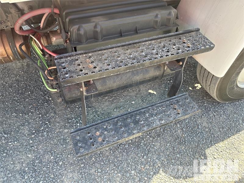 International 4300 SBA Camiones con caja de remolque