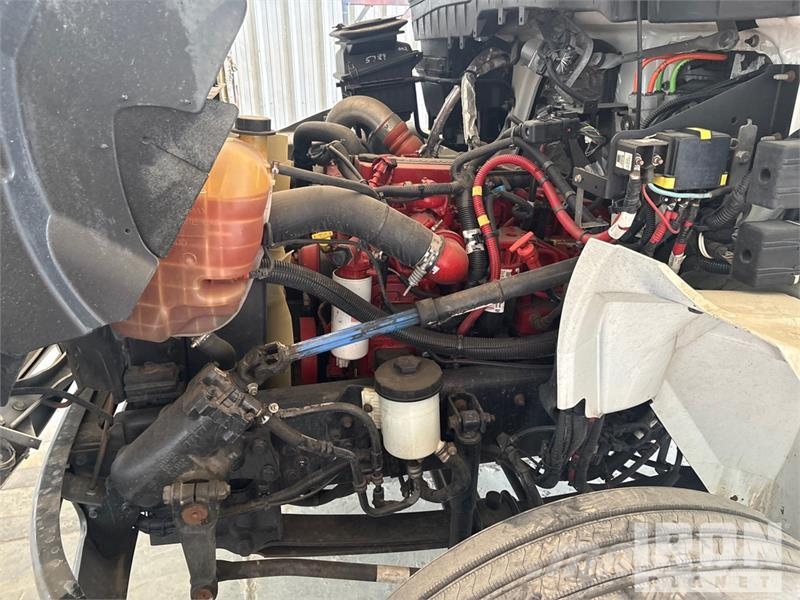 International 4300 SBA شاحنات ذات هيكل صندوقي