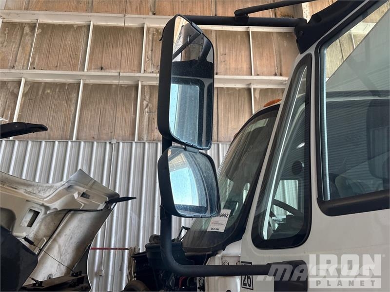 International 4300 SBA شاحنات ذات هيكل صندوقي