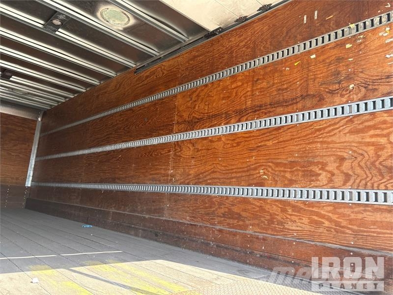 International 4300 SBA شاحنات ذات هيكل صندوقي
