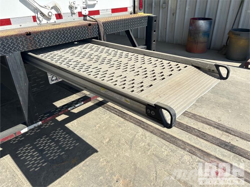 International 4300 SBA شاحنات ذات هيكل صندوقي