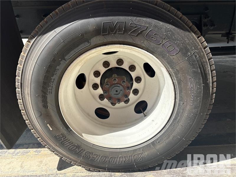 International 4300 SBA شاحنات ذات هيكل صندوقي