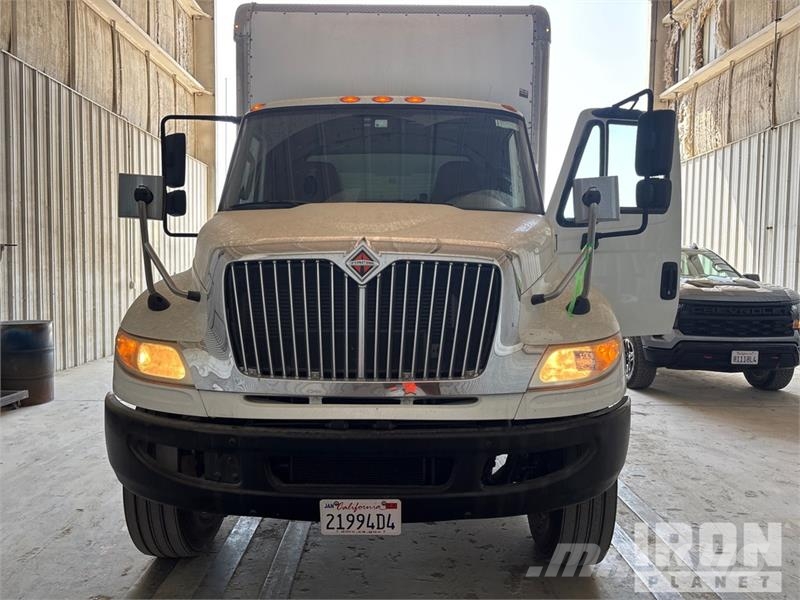 International 4300 SBA شاحنات ذات هيكل صندوقي