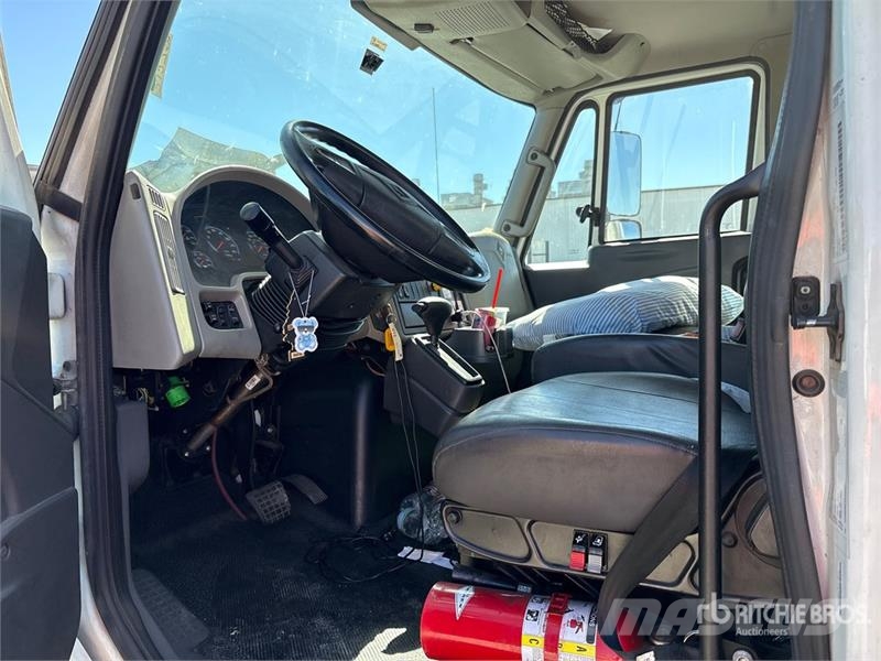 International 4300 SBA ボックスボディー、ウイング、箱車