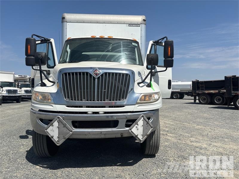 International 4300 SBA Camiones con caja de remolque