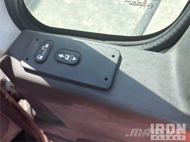 International 4300 SBA Camiones con caja de remolque