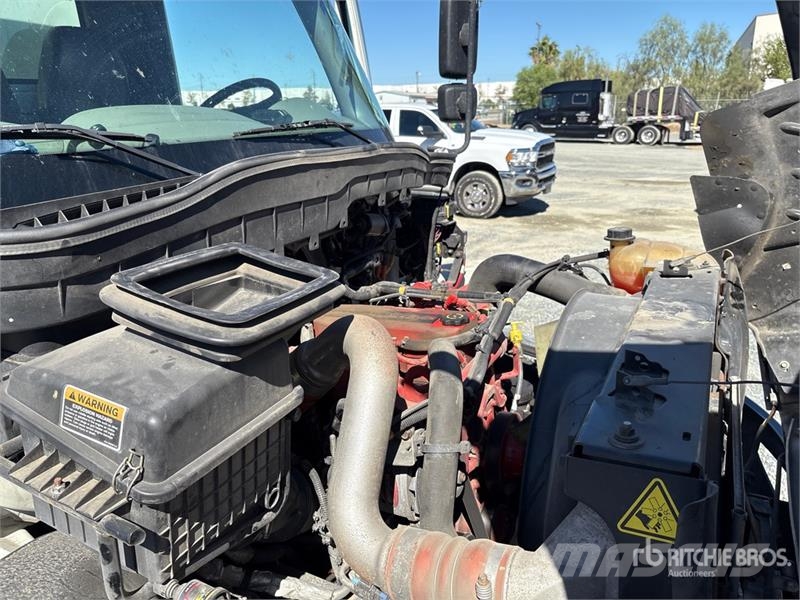 International 4300 SBA ボックスボディー、ウイング、箱車
