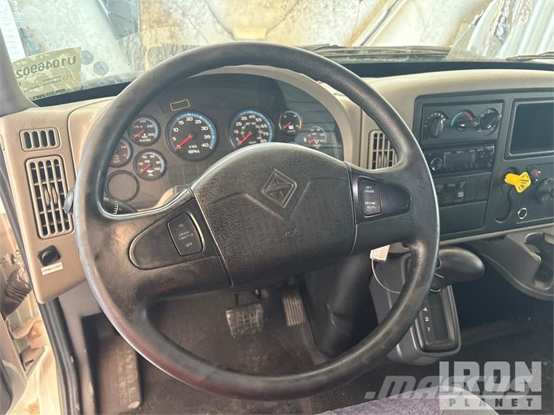 International 4300 SBA شاحنات ذات هيكل صندوقي