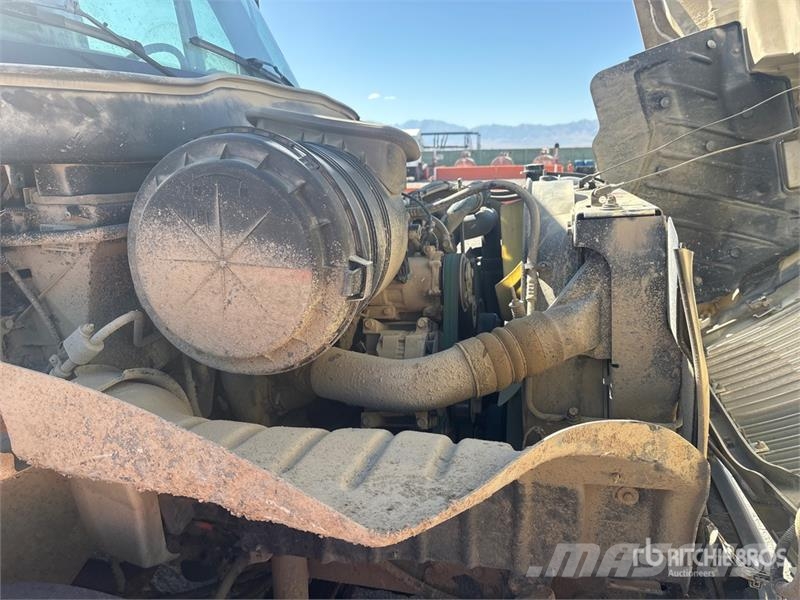 International 4300 Service Truck مركبات الأغراض العامة