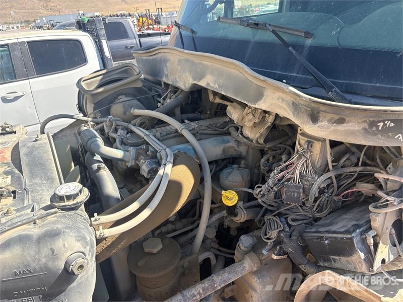 International 4300 Service Truck مركبات الأغراض العامة