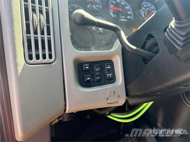 International 4400 Plošinové nákladné automobily/nákladné automobily so sklápacími bočnicami