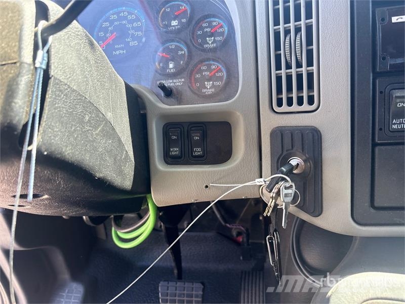 International 4400 Plošinové nákladné automobily/nákladné automobily so sklápacími bočnicami