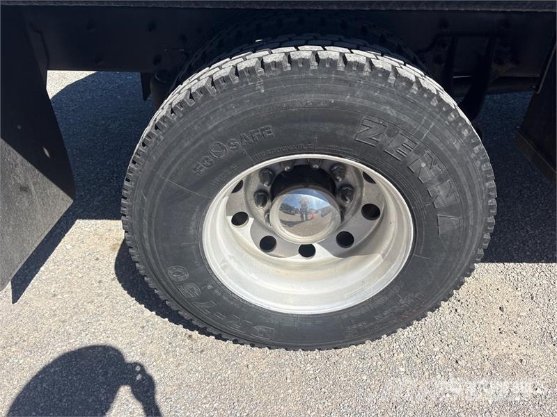 International 4400 Plošinové nákladné automobily/nákladné automobily so sklápacími bočnicami