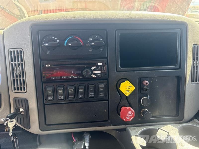 International 4400 Plošinové nákladné automobily/nákladné automobily so sklápacími bočnicami