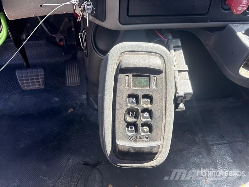 International 4400 Plošinové nákladné automobily/nákladné automobily so sklápacími bočnicami