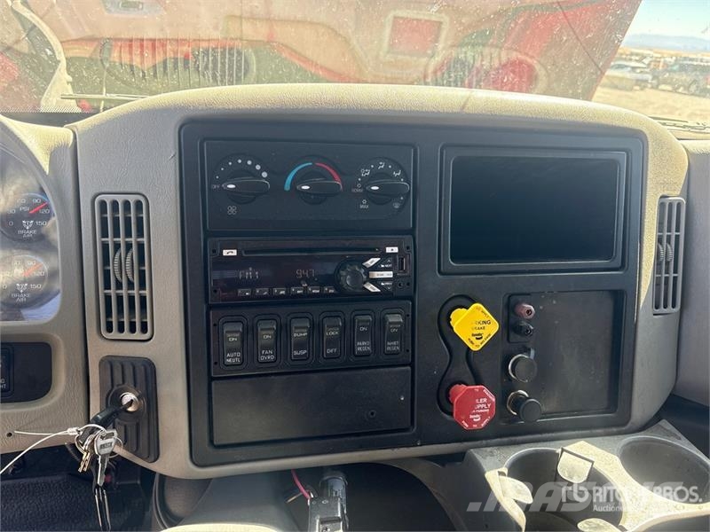International 4400 Plošinové nákladné automobily/nákladné automobily so sklápacími bočnicami