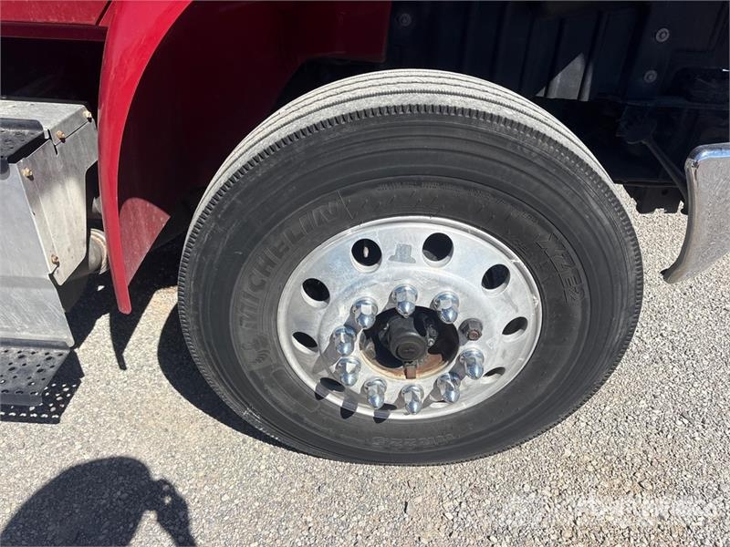International 4400 Plošinové nákladné automobily/nákladné automobily so sklápacími bočnicami