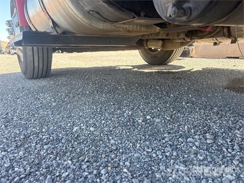 International 4400 Plošinové nákladné automobily/nákladné automobily so sklápacími bočnicami
